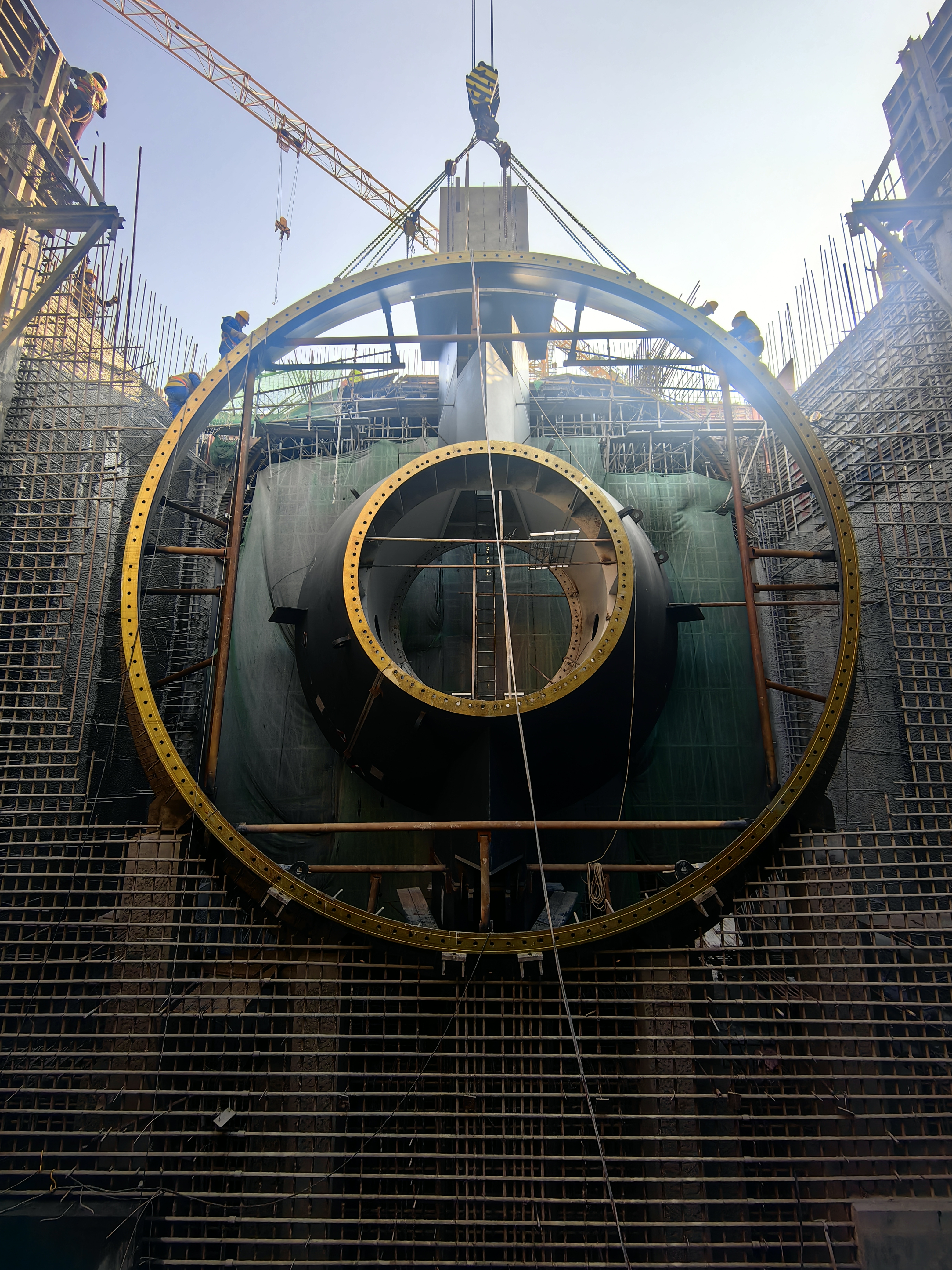 株洲航電（空洲水電站）擴(kuò)機(jī)工程項(xiàng)目機(jī)組管型座順利完成吊裝